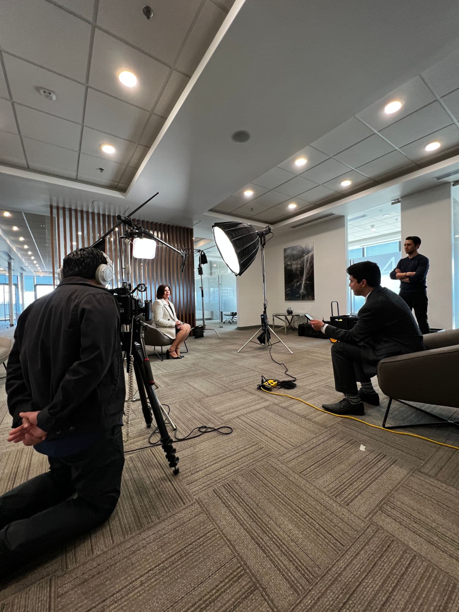 Crew de Artema grabando una entrevista ejecutiva con iluminación profesional