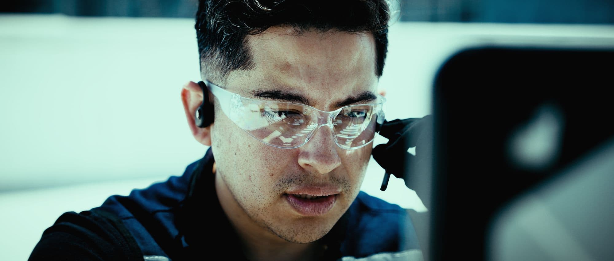 Técnico con lentes de seguridad en el comercial “Operación Crítica” de Clima Eficiente de Japón