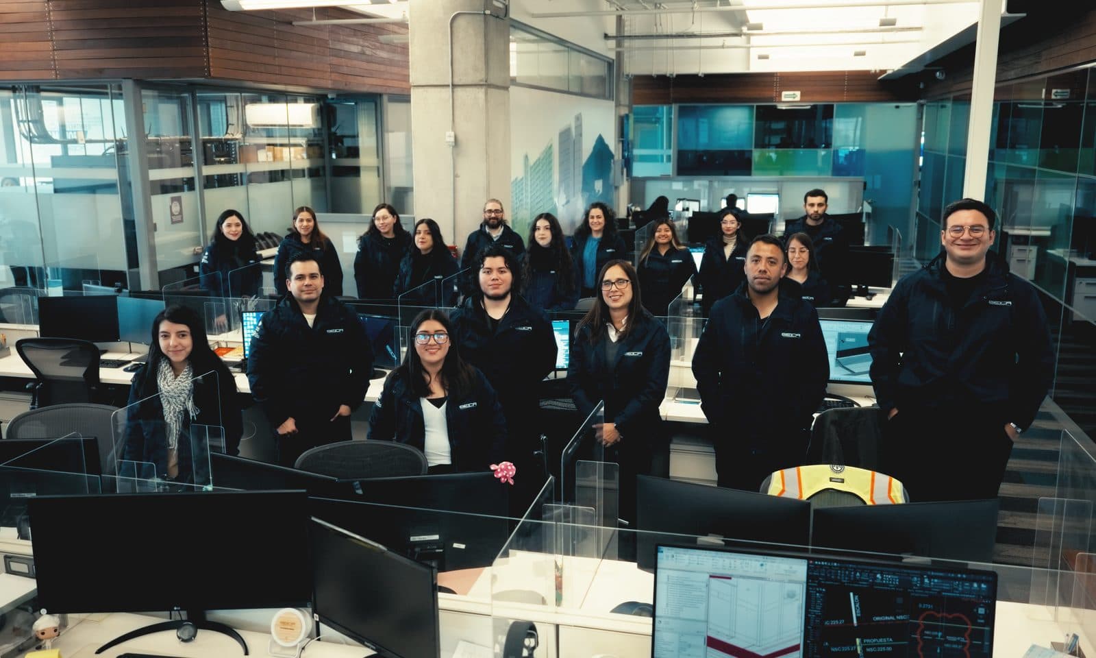 Equipo de colaboradores reunido en sus oficinas