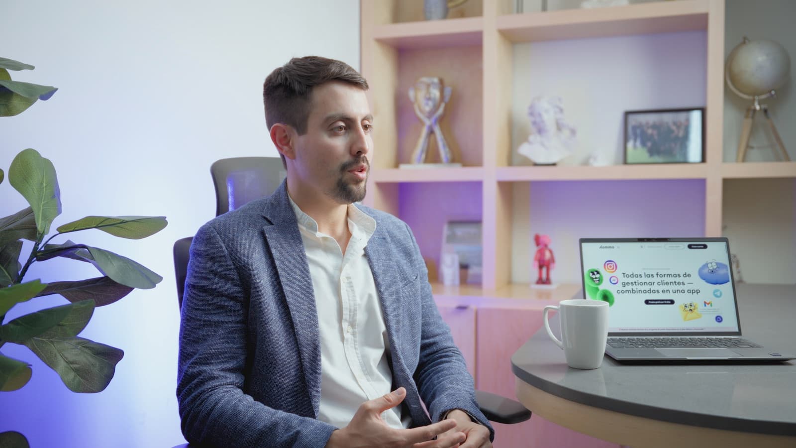 Entrevista corporativa para Kommo Latam en una oficina