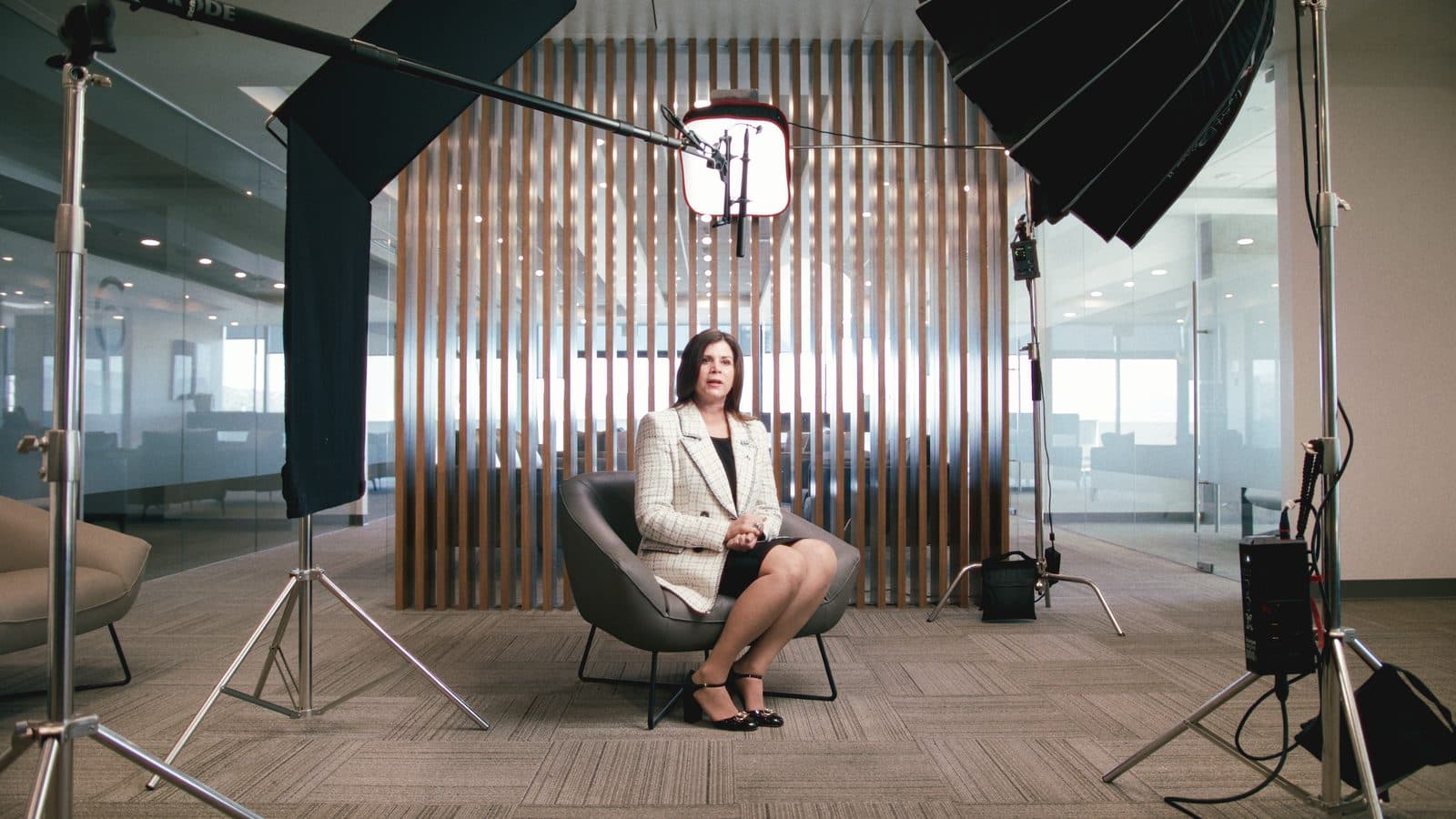 Set de entrevista corporativa con iluminación profesional en una oficina