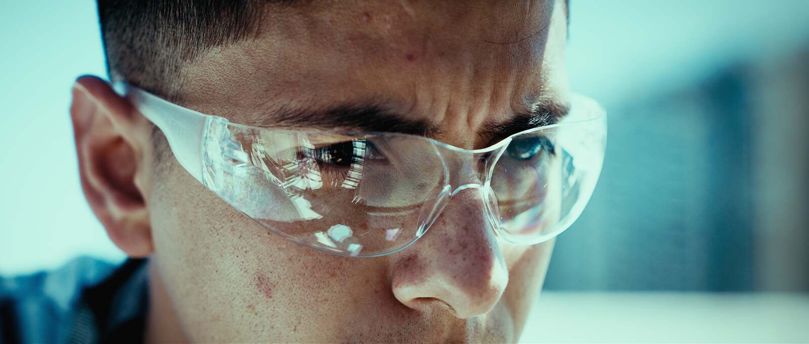 Técnico con lentes de seguridad revisando un equipo