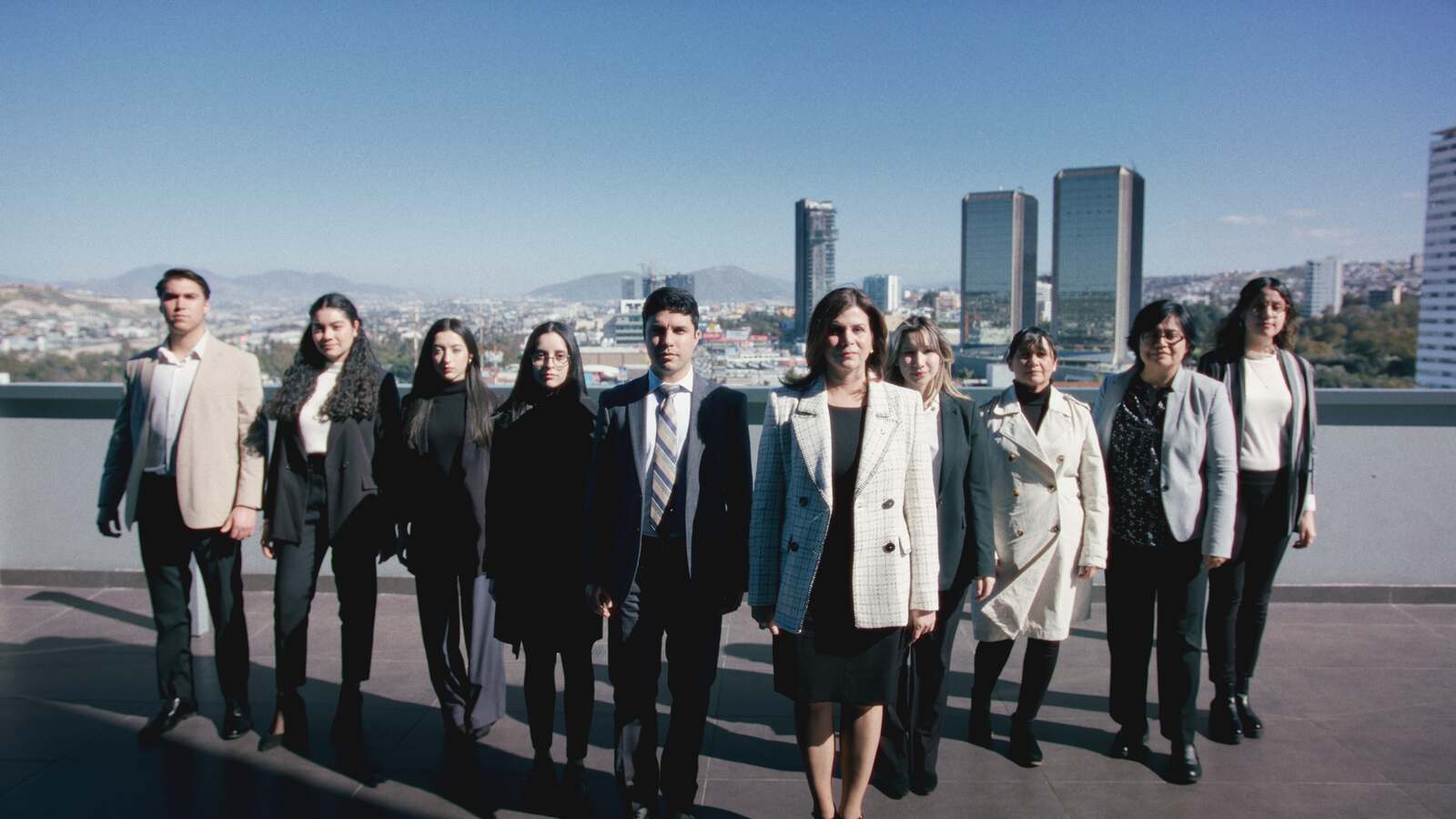 Equipo de Tijuana EDC en una azotea con la ciudad de fondo