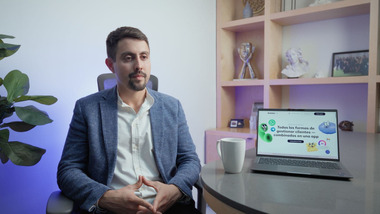 Directivo de Medworld en entrevista corporativa en una oficina